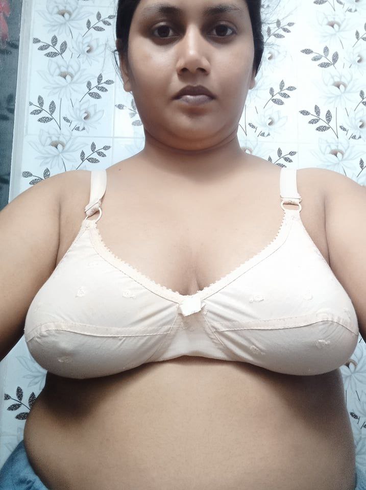 Milk tanker Bengali bhabhi topless for lover 4