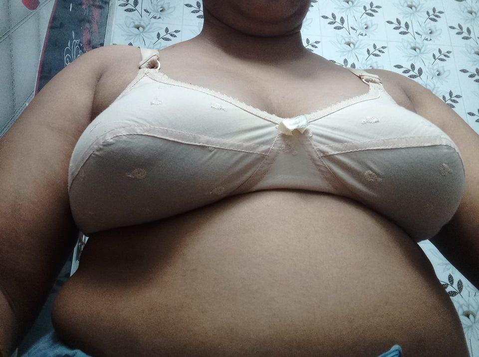 Milk tanker Bengali bhabhi topless for lover 5