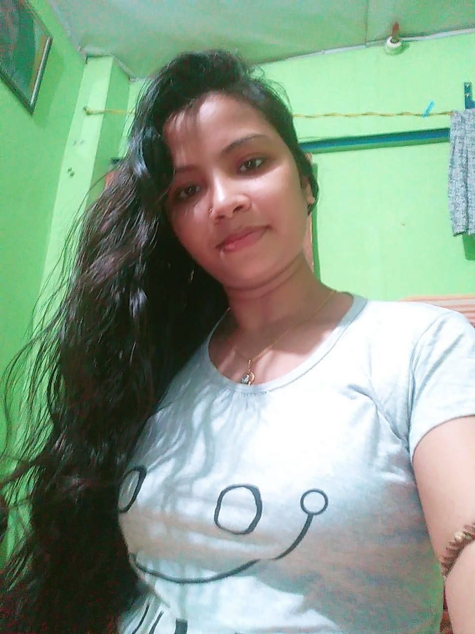 Most wanted Desi girl topless photos leaked 3