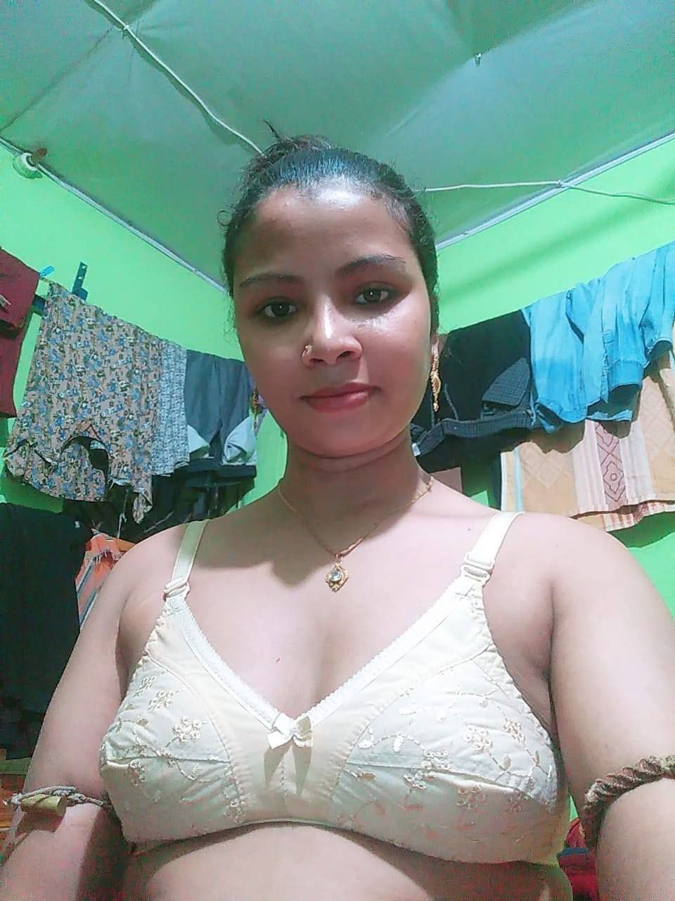 Most wanted Desi girl topless photos leaked 4