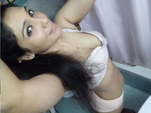 Mumbai modeling girl clicking naked selfies 1