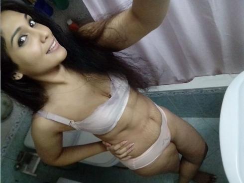 Mumbai modeling girl clicking naked selfies 2