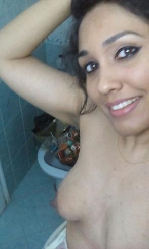Mumbai modeling girl clicking naked selfies 4