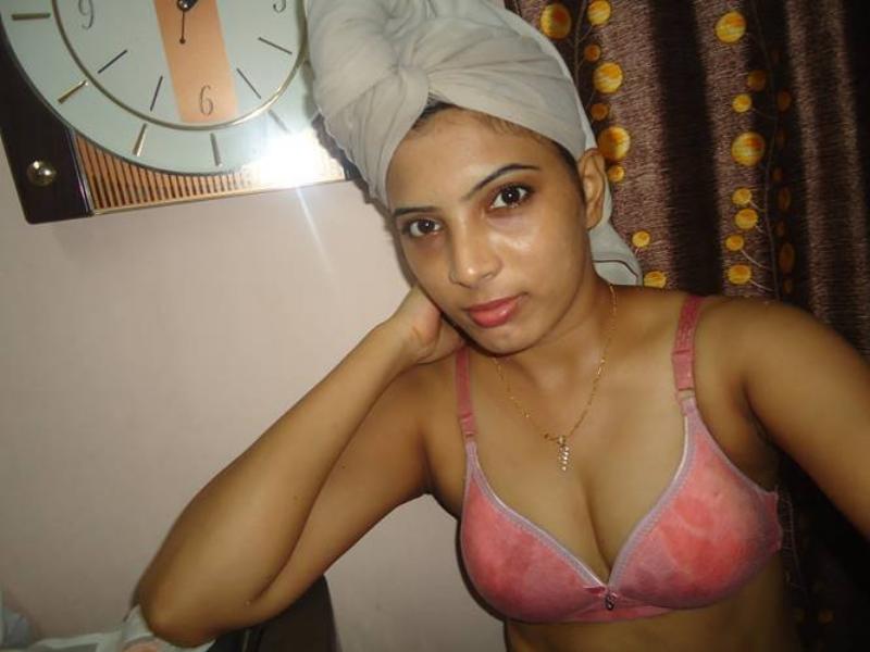 Naked pictures of Indian big boobs hot bhabhi before bath 3