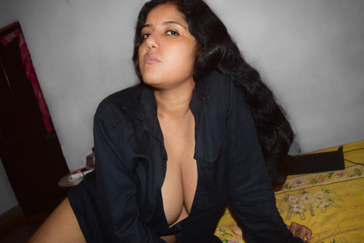 Naughty Bengali Boudi big boobs show photos 2