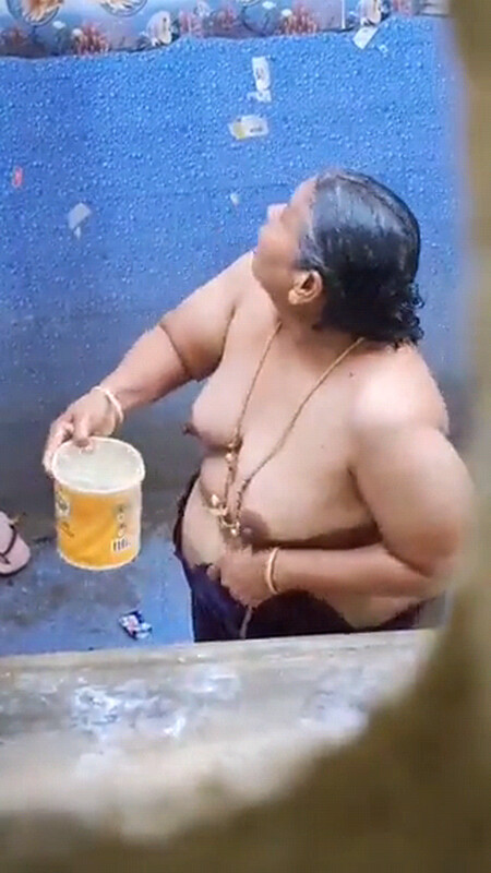 Neighbor aunty nude bathing photos 3