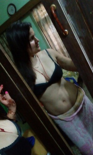 New Delhi Pacific mall bhabhi showing boobs in bra 6