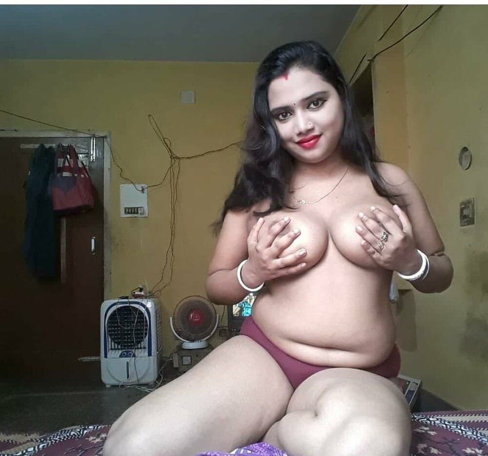Newly married bhabhi seducing photos in transparent saree 1