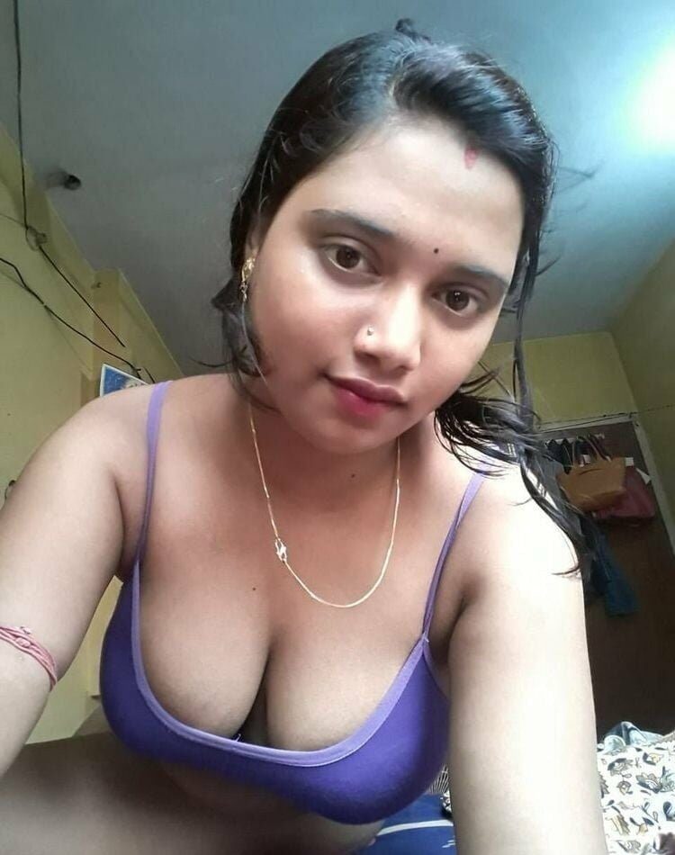 Newly married bhabhi seducing photos in transparent saree 2