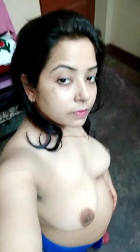 Newly married bhabhi seducing photos in transparent saree 3