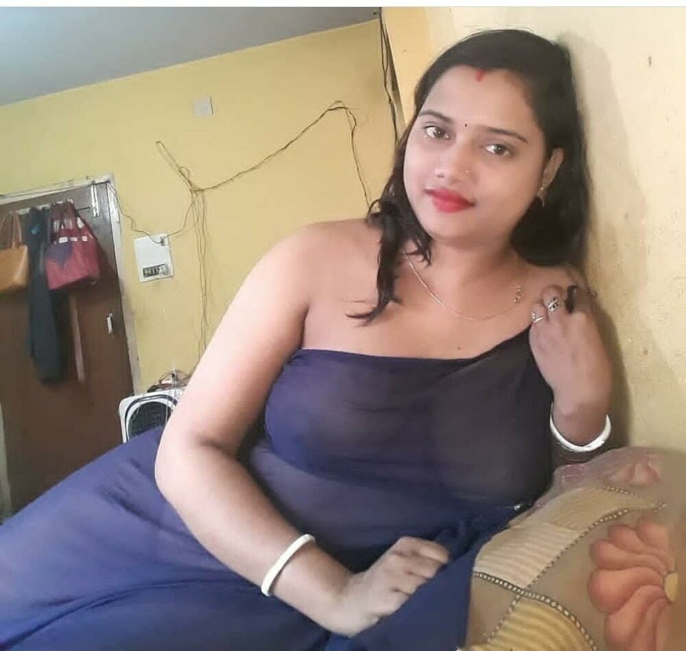 Newly married bhabhi seducing photos in transparent saree 4
