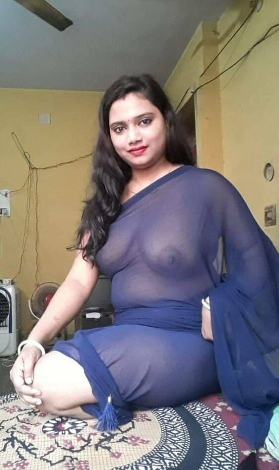 Newly married bhabhi seducing photos in transparent saree 5