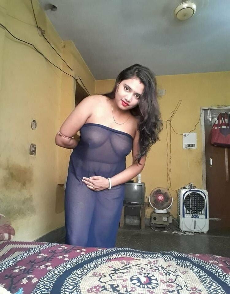 Newly married bhabhi seducing photos in transparent saree 6