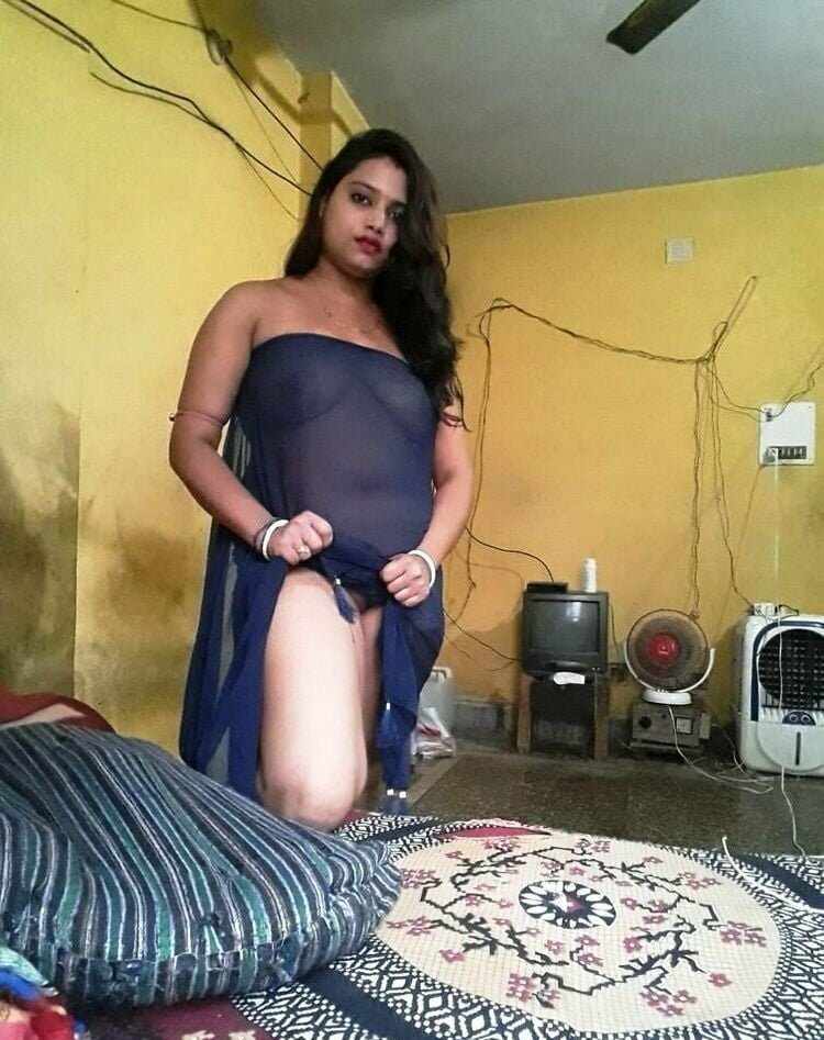 Newly married bhabhi seducing photos in transparent saree 7