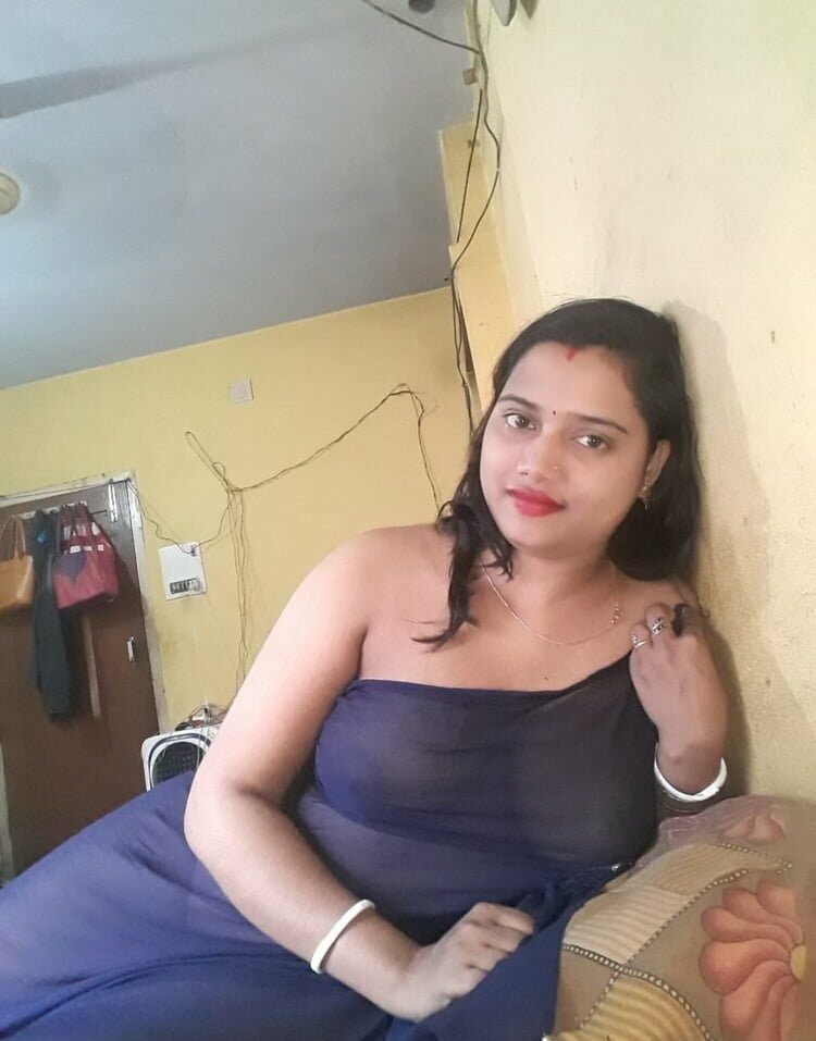 Newly married bhabhi seducing photos in transparent saree 8