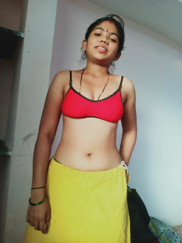 Newly married Indian girl topless photos galore 5
