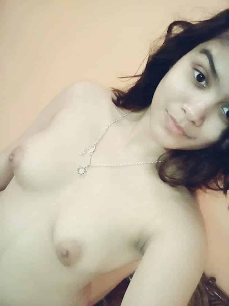 Nude Desi beauty from Bangladesh exposing herself on cam 6