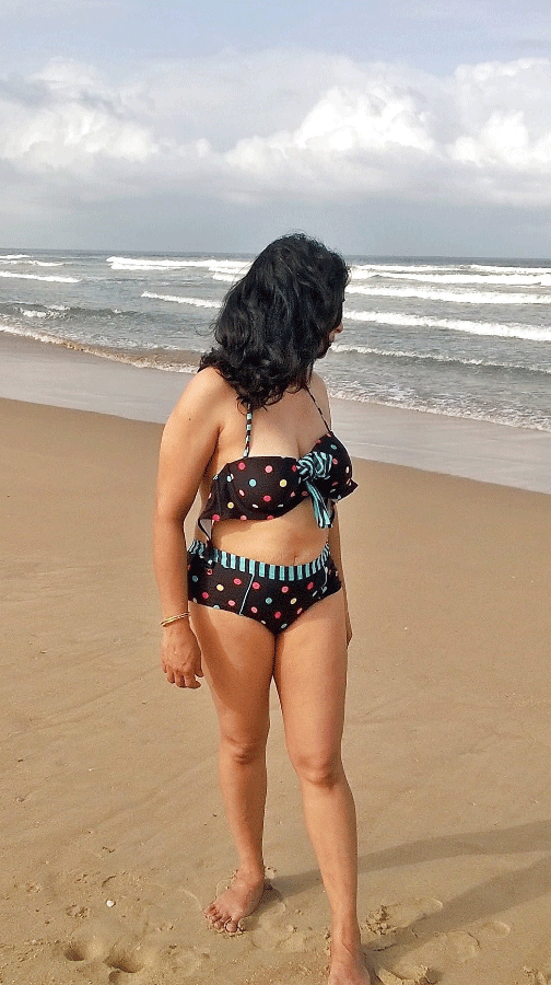 Nude Desi Bhabhi beach photoshoot in open 7