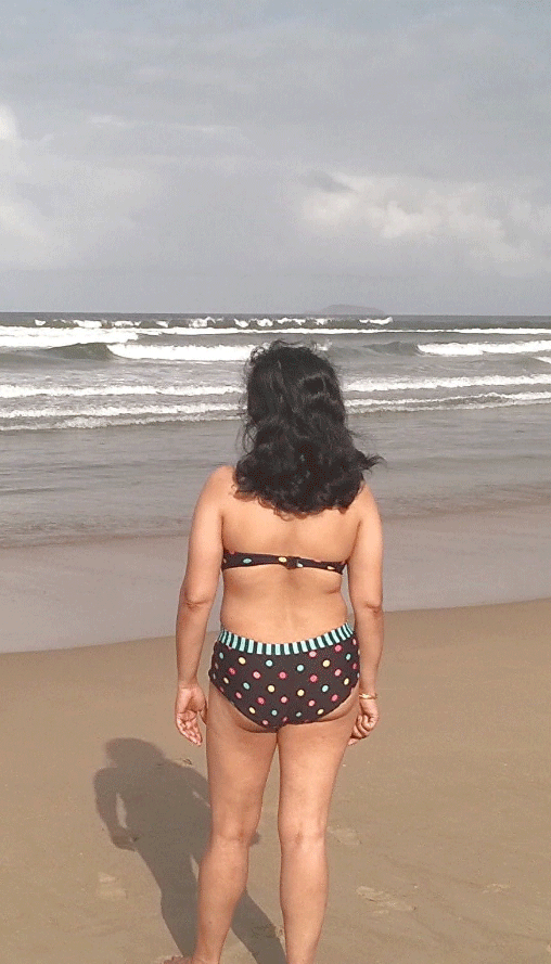 Nude Desi Bhabhi beach photoshoot in open 8