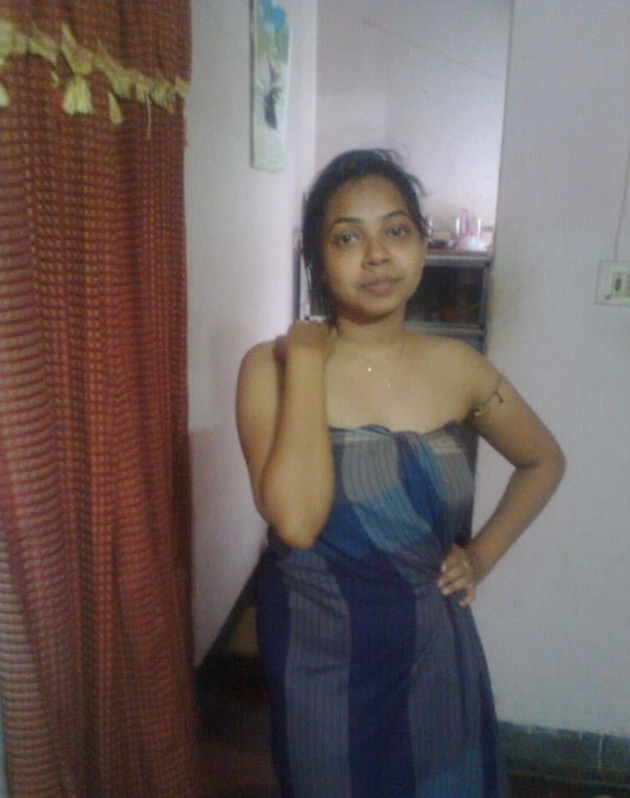 Nude Desi Bhabhi bedroom pics 4
