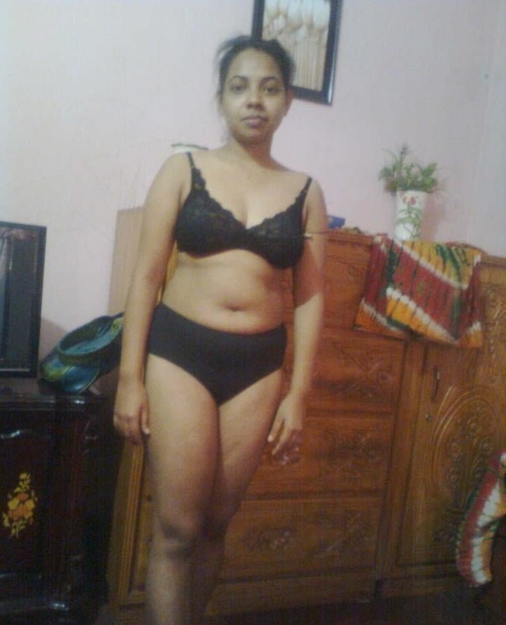 Nude Desi Bhabhi bedroom pics 5