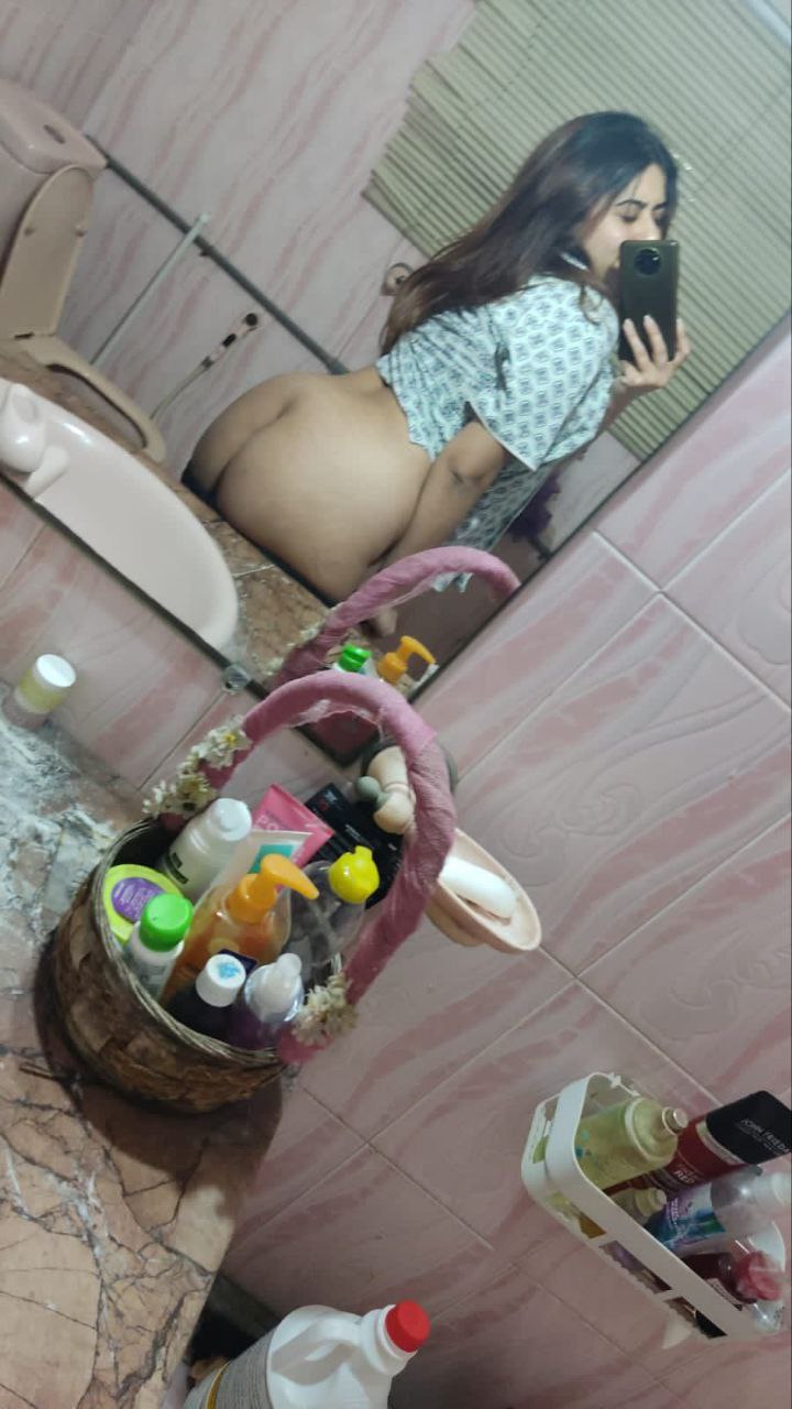 Nude girlfriend selfie photos highlight big boobs 10