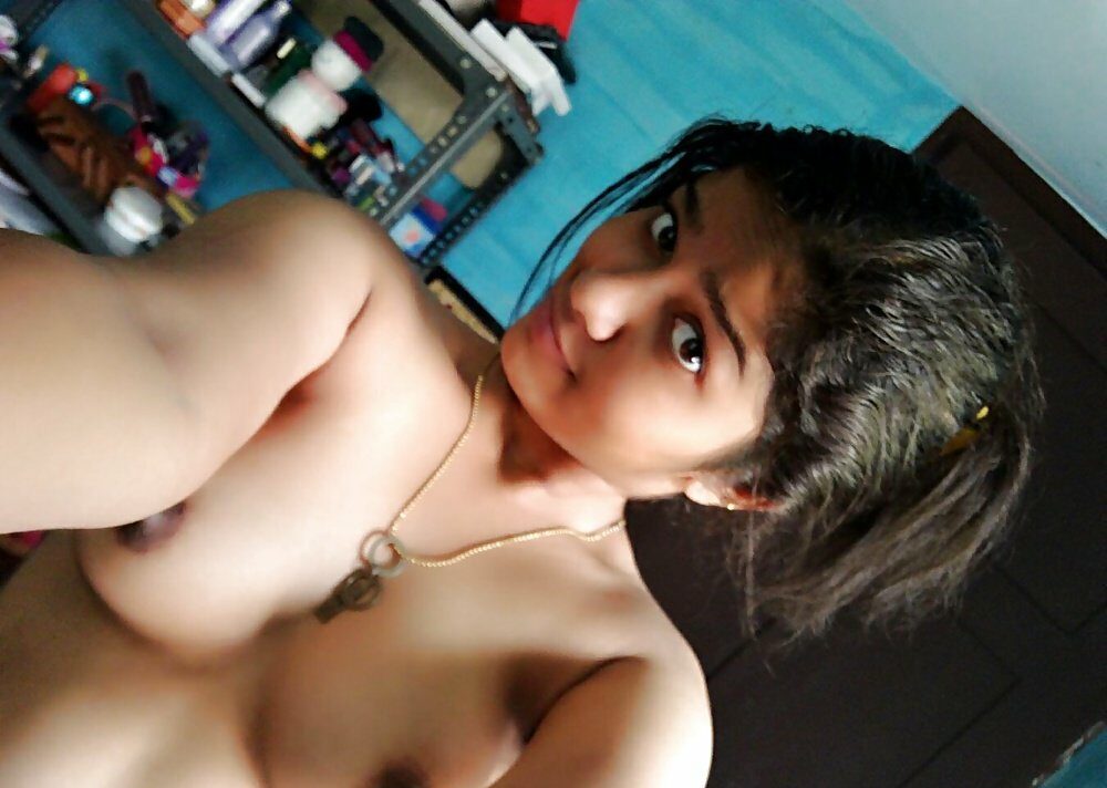 Nude Indian girl selfie pics 2