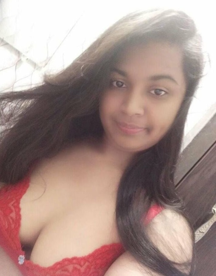 Nude Indian girl topless selfie photos for lover 1