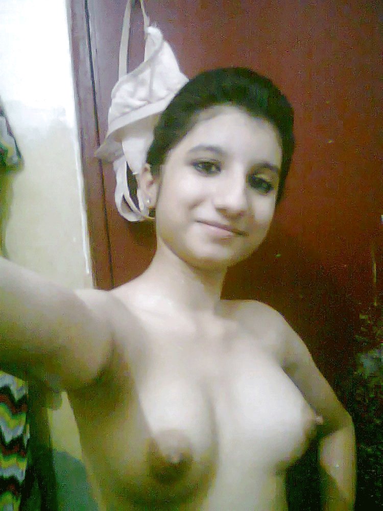 Nude Indian teen exposed her private parts in selfie cam 1
