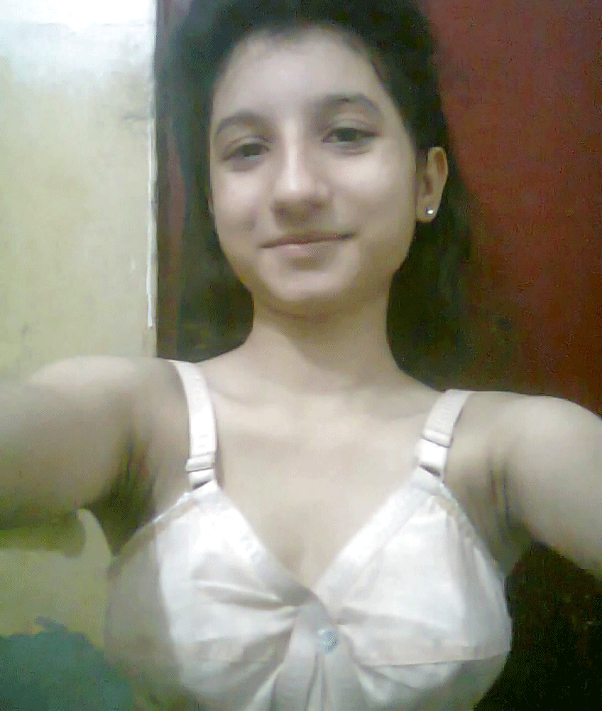 Nude Indian teen exposed her private parts in selfie cam 2