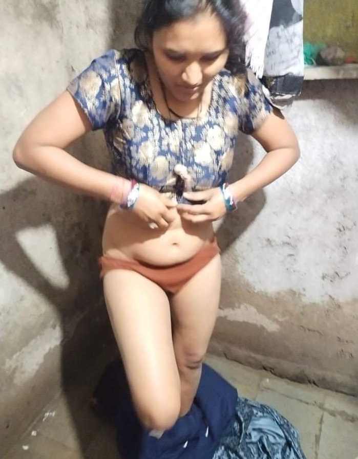 Nude Indian village bhabhi sex teasing pics 7