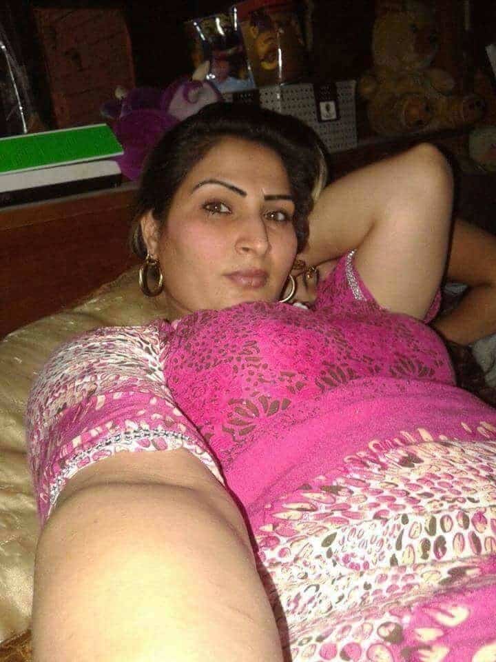 Nude Paki wife goes wild for her secret lover 5