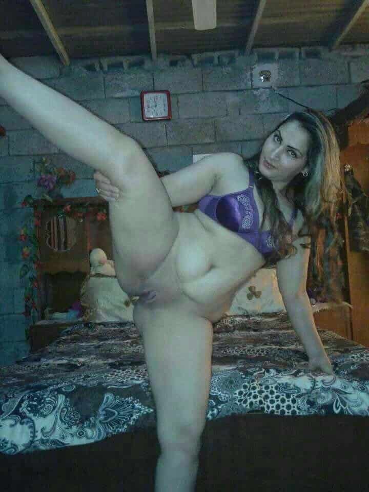 Nude Paki wife goes wild for her secret lover 6