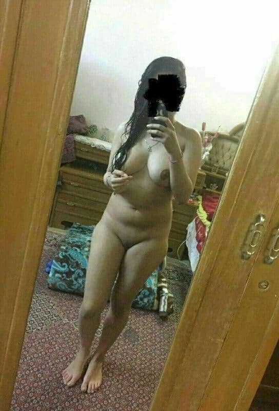 Paki Babe nude pics solo selfie 1