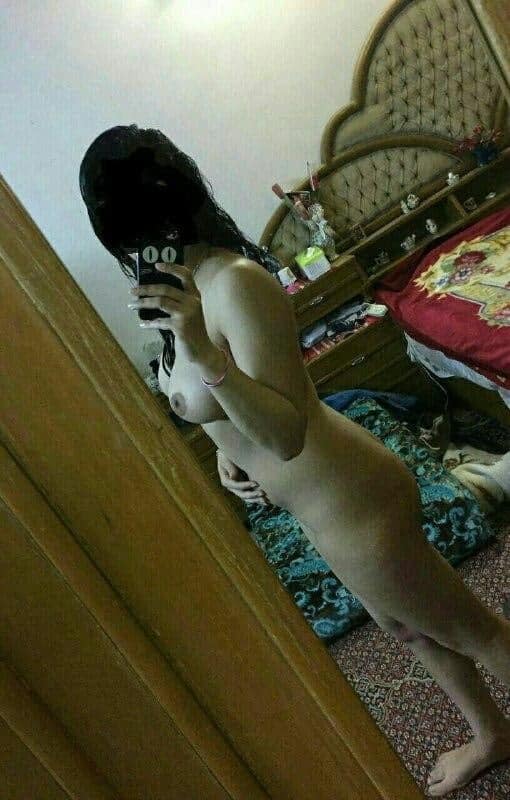 Paki Babe nude pics solo selfie 3