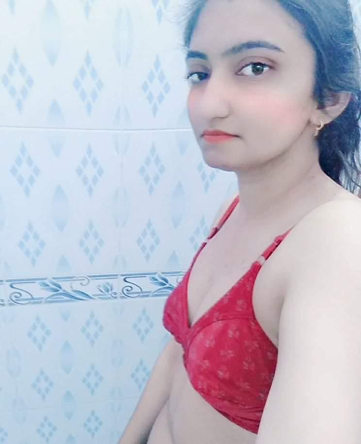 Pakistani college girl topless selfie photos 3