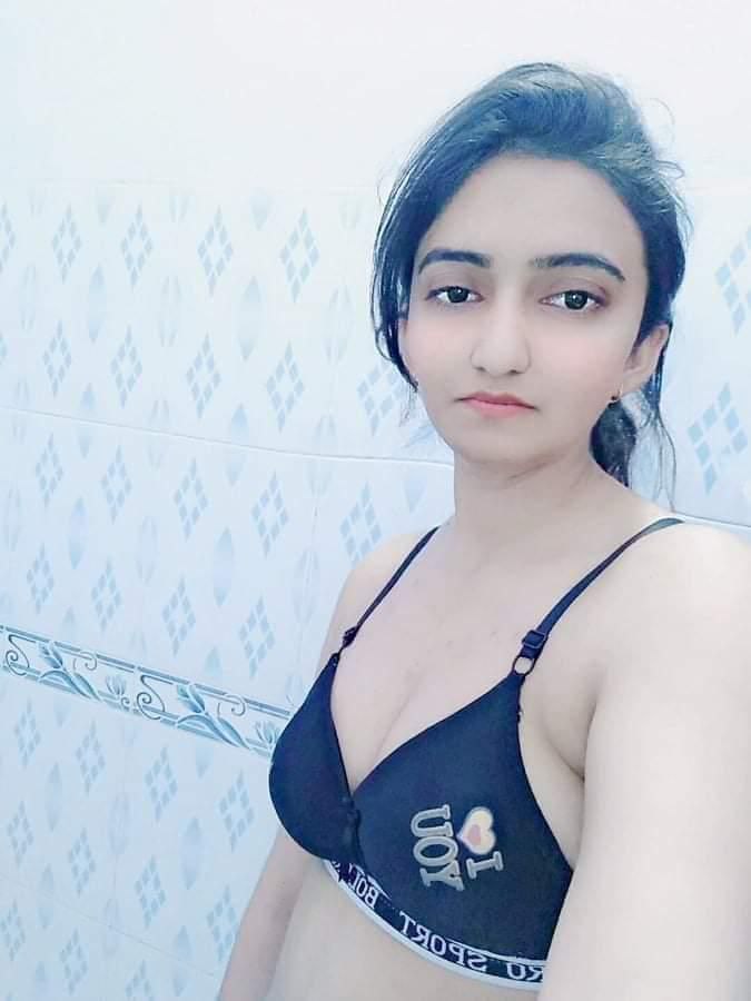 Pakistani college girl topless selfie photos 6