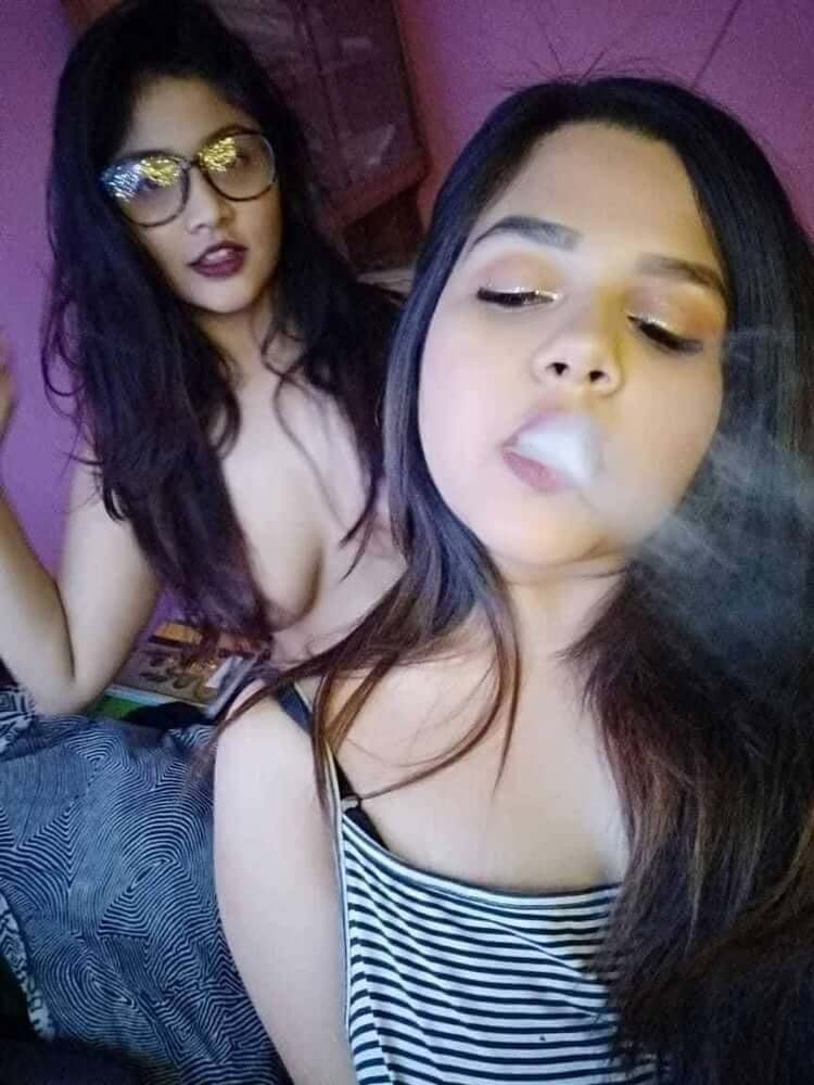 Pakistani college girls Desi hot nude pics 1