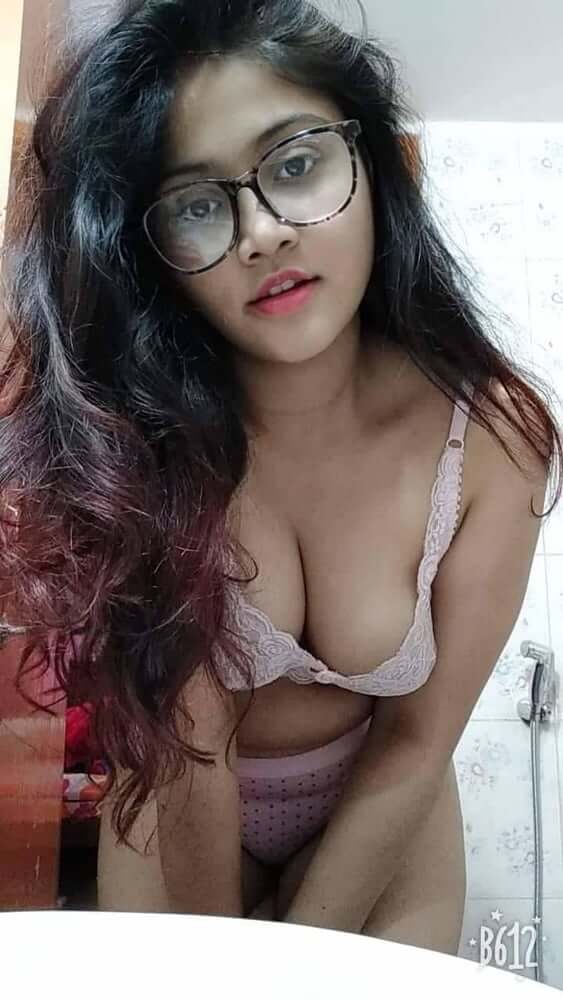Pakistani college girls Desi hot nude pics 3