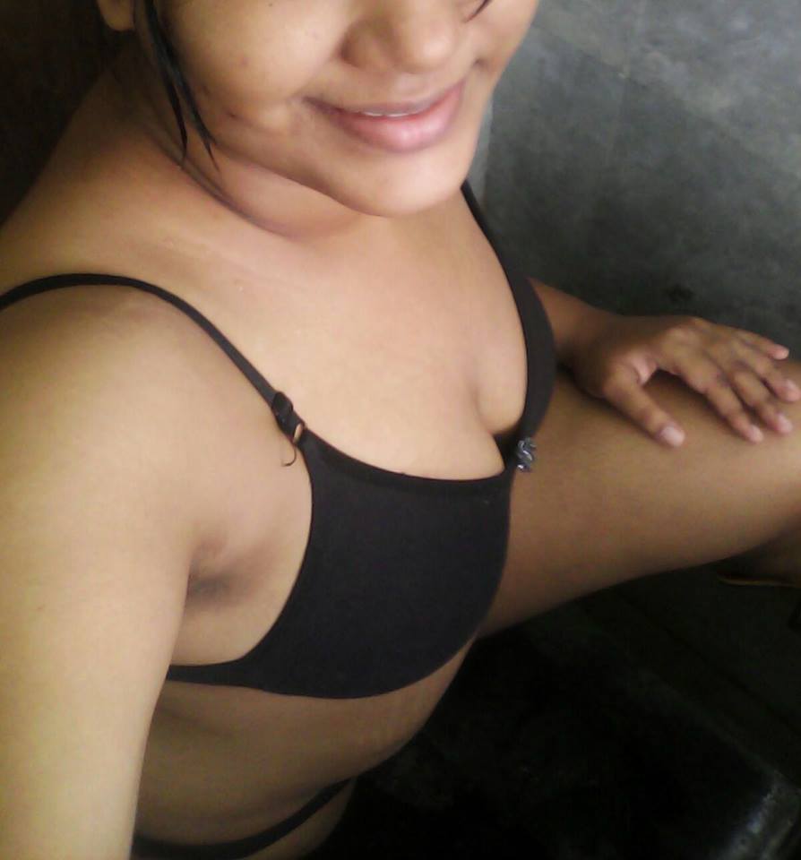 porn images of an Indian girl exposing her body on live cam 2