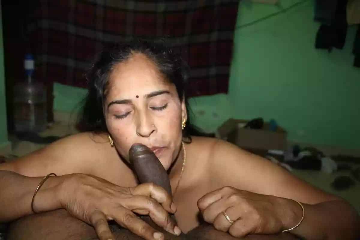Randi Bhabhi sex pics leaked by her customer 10