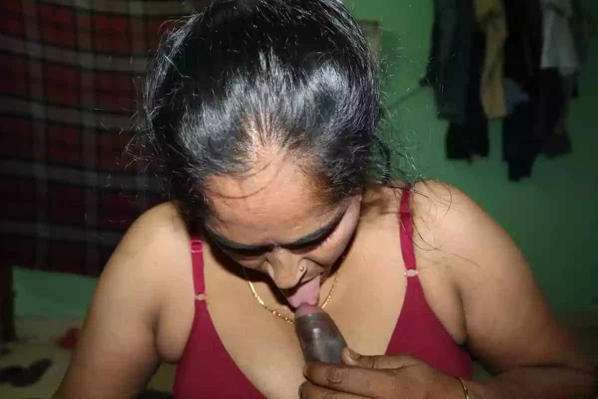Randi Bhabhi sex pics leaked by her customer 15