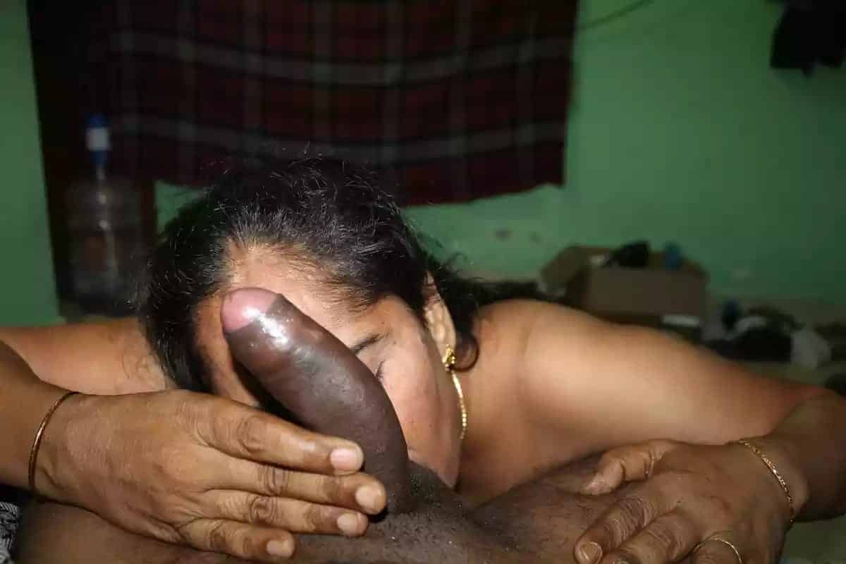 Randi Bhabhi sex pics leaked by her customer 16