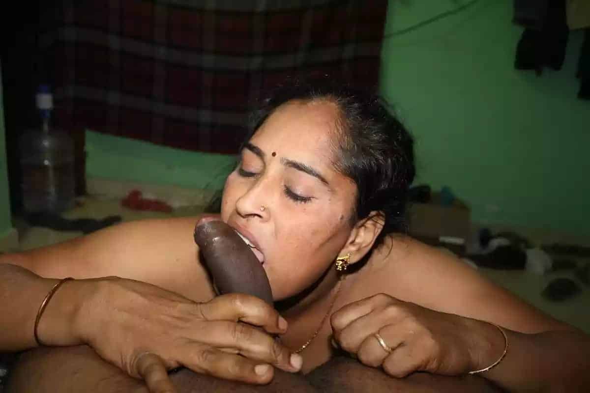 Randi Bhabhi sex pics leaked by her customer 3