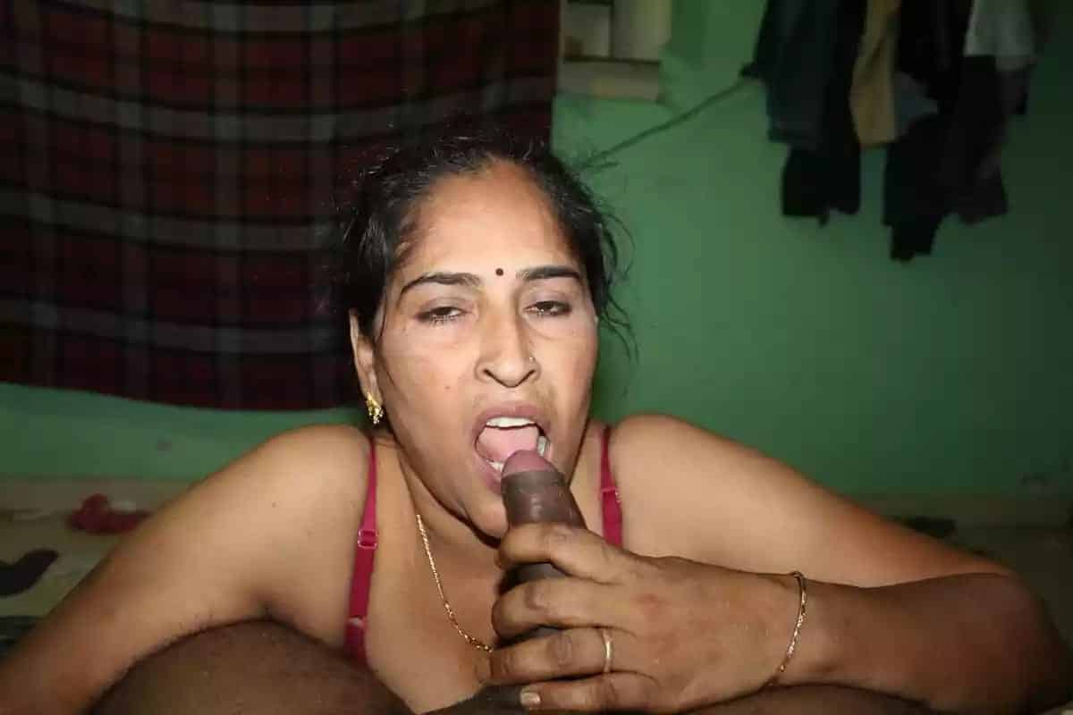 Randi Bhabhi sex pics leaked by her customer 5