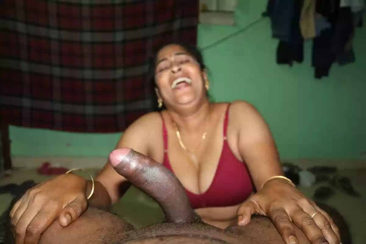 Randi Bhabhi sex pics leaked by her customer 7