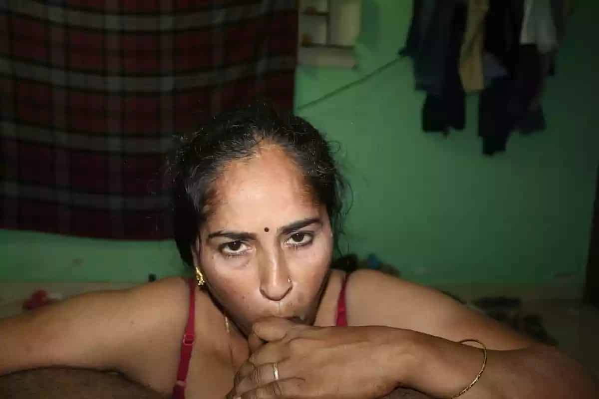 Randi Bhabhi sex pics leaked by her customer 8