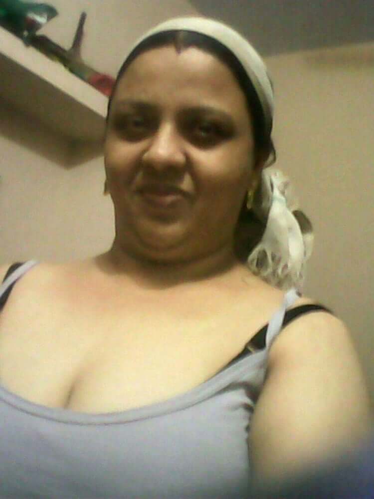 Rare and unseen Indian mom boobs pics 3
