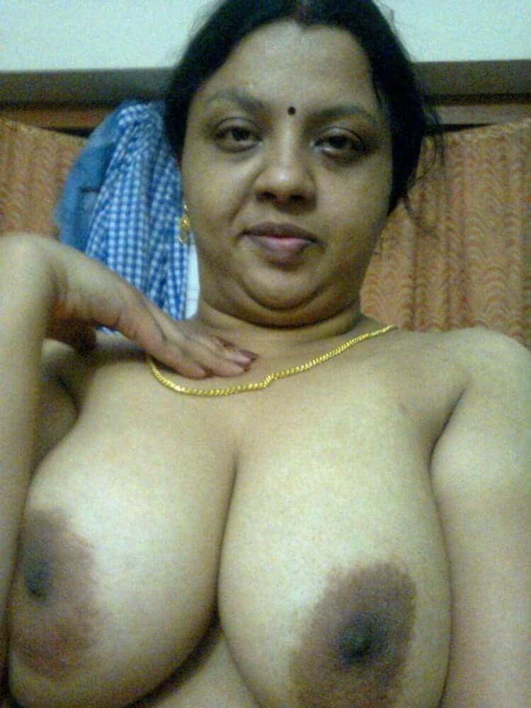 Rare and unseen Indian mom boobs pics 8
