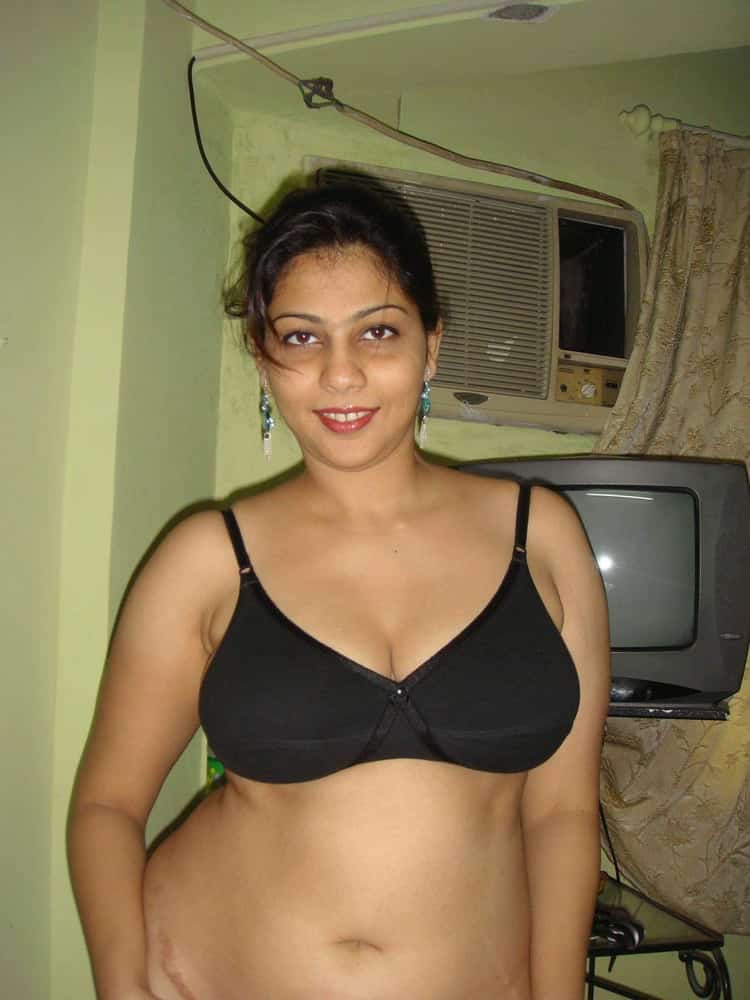 Red hot sexy Desi Bhabhi nude pics 1